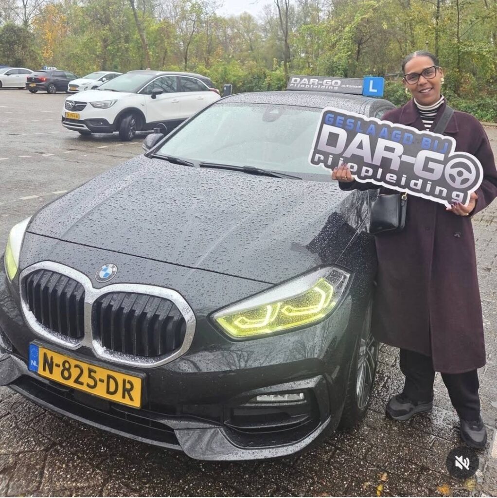 Geslaagde kandidaat toont DAR-GO rijschool certificaat naast BMW lesauto in Rotterdam