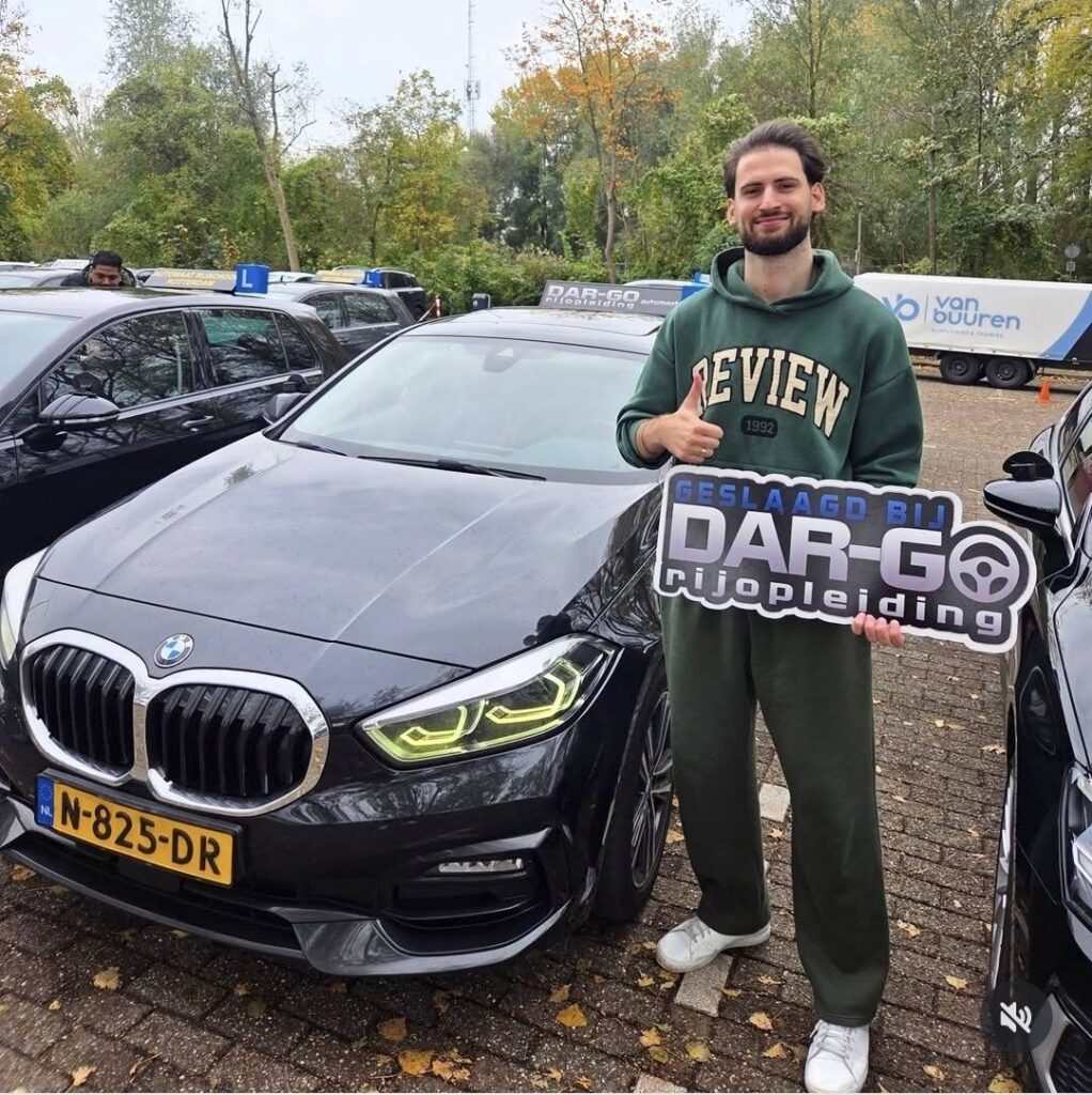 Geslaagde rijleerling toont DAR-GO certificaat naast BMW rijschool auto in Rotterdam