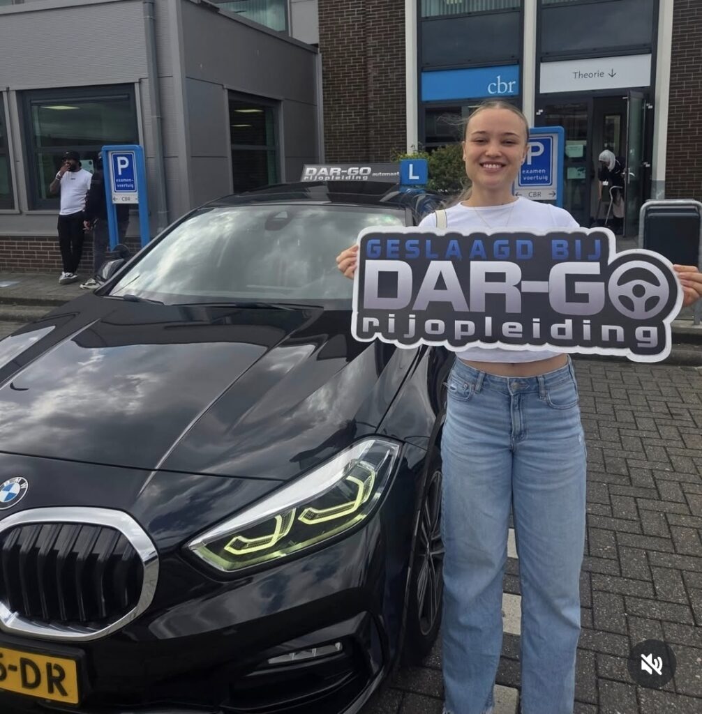 Geslaagde student met DAR-GO Rijopleiding certificaat bij BMW auto na succesvol rijexamen Geslaagde student met DAR-GO Rijopleiding certificaat bij BMW auto na succesvol rijexamen
