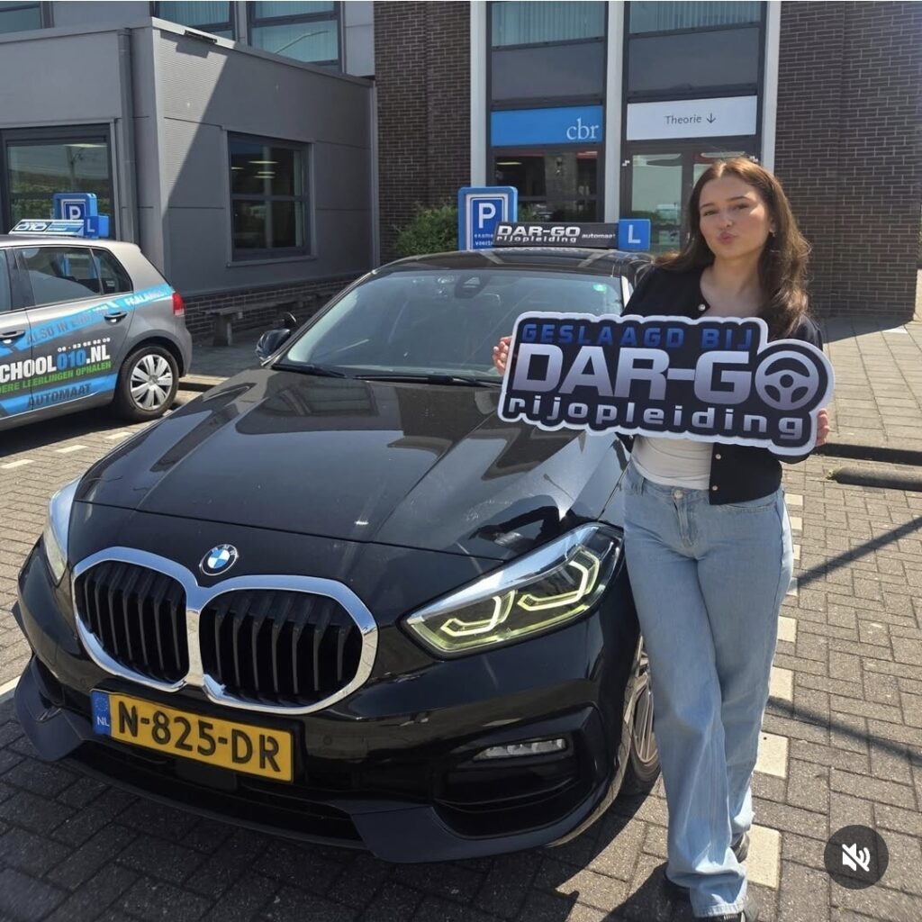 Geslaagde student met DAR-GO Rijopleiding certificaat naast BMW rijscholauto in Rotterdam