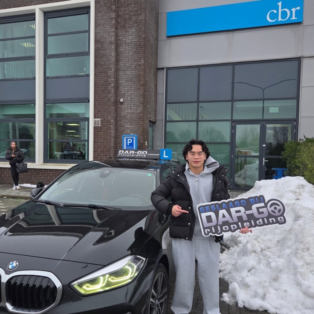 Geslaagde student poseert met DAR-GO Rijopleiding certificaat naast BMW bij rijschool in Rotterdam