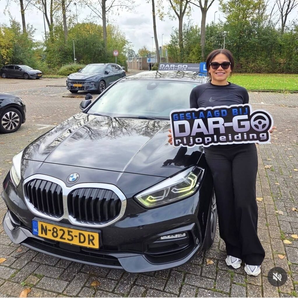Geslaagde student toont DAR-GO rijopleiding certificaat bij BMW met kenteken in Rotterdam