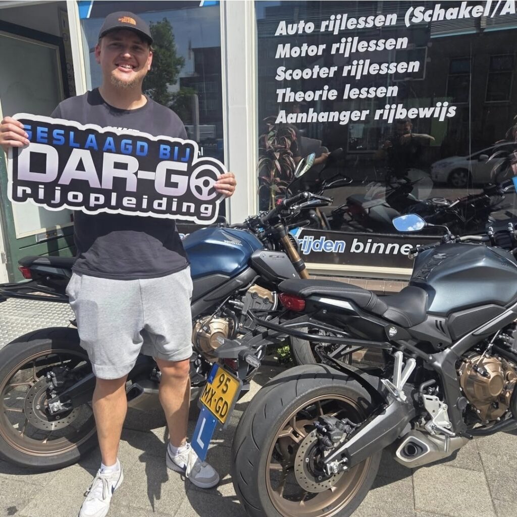 Geslaagde student toont certificaat bij DAR-GO Rijopleiding met motor op achtergrond Geslaagde student toont certificaat bij DAR-GO Rijopleiding met motor op achtergrond