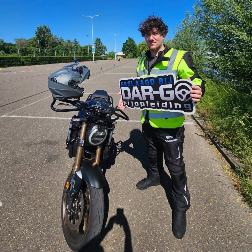 Dušan van harte gefeliciteerd met het behalen van jou AVB examen! 🥳🏍 svg+xml;charset=utf