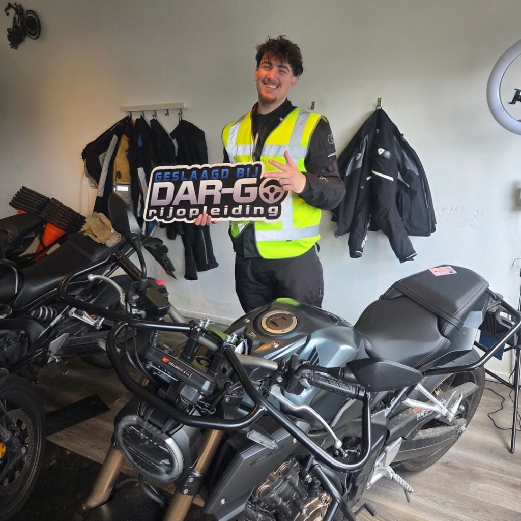 Dusan van harte gefeliciteerd met het behalen van jou motor rijbewijs!! 🥳 heel veel veilige en leuke kilometers toegewenst! 🏍🏍 #motorles #motor #RIJLES #Rotterdam #geslaagd svg+xml;charset=utf